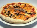 Recette Pizza à la mozzarella fumée au thym & aux olives