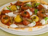 Pizza tomates cerises, pesto, pécorino et mozzarella