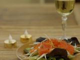 Recette ...menu de noël bio : salade de saumon en gravlaax, vinaigrette aux fruits de la passion