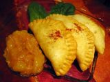 Recette Samosas au saumon, épinards, noix de cajou avec un chutney de mangues au curcuma