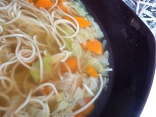 Recette Bouillon au chou chinois, pâtes chinoises et aux carottes