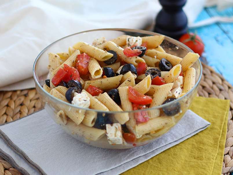 Salade de pâtes, tomate, feta et olives, photo 1