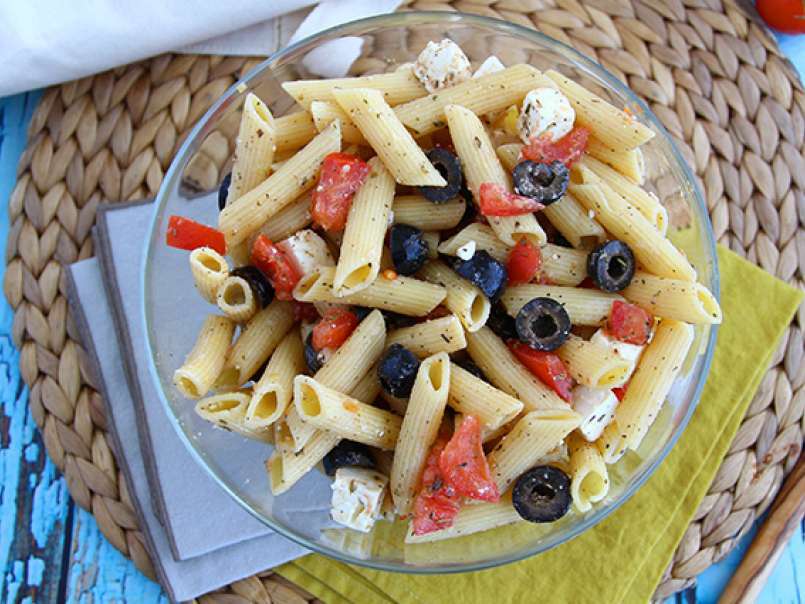 Salade de pâtes, tomate, feta et olives, photo 3
