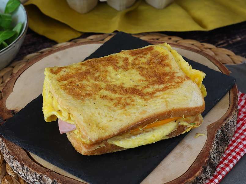 Sandwich express à l'omelette - French toast omelette sandwich - Egg sandwich hack, photo 2