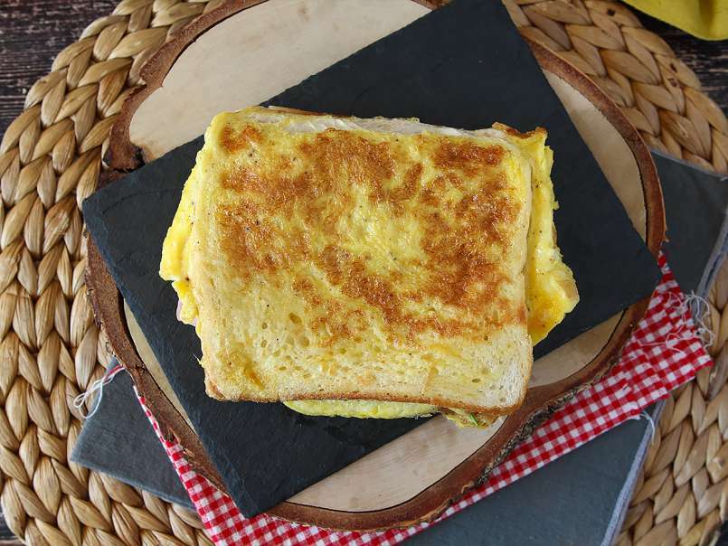 Sandwich express à l'omelette - French toast omelette sandwich - Egg sandwich hack, photo 4