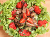 Recette Salade de foies de volaille aux fraises & réduction de vinaigre balsamique